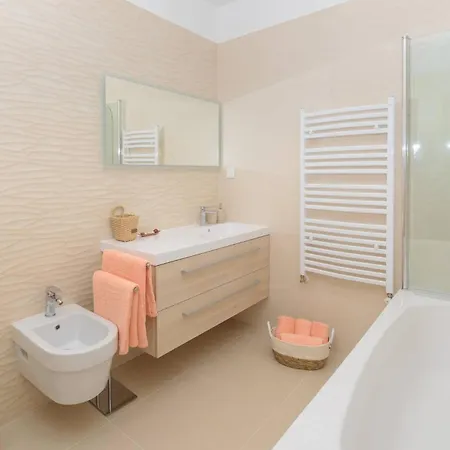 Villa Relaxing Pool Mattuzzi In Loborika