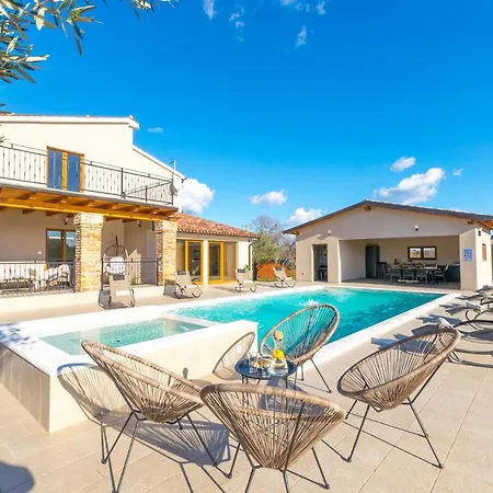 Relaxing Pool Mattuzzi In * Loborika