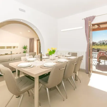 Relaxing Pool Mattuzzi In ヴィラ