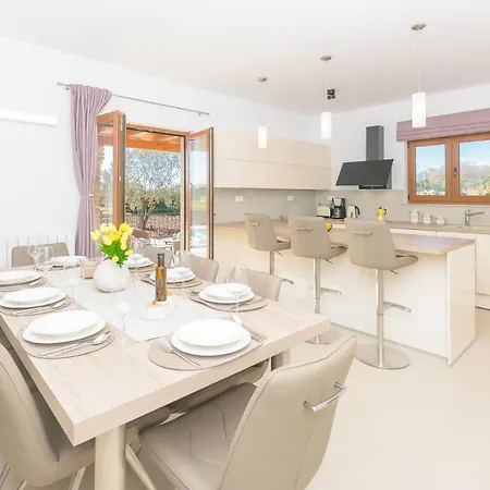 Villa Relaxing Pool Mattuzzi In