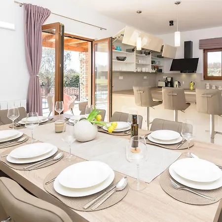 Relaxing Pool Mattuzzi In Loborika