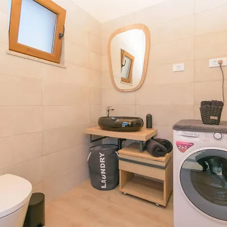 Relaxing Pool Mattuzzi In Villa Loborika