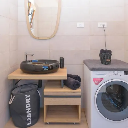 Villa Relaxing Pool Mattuzzi In