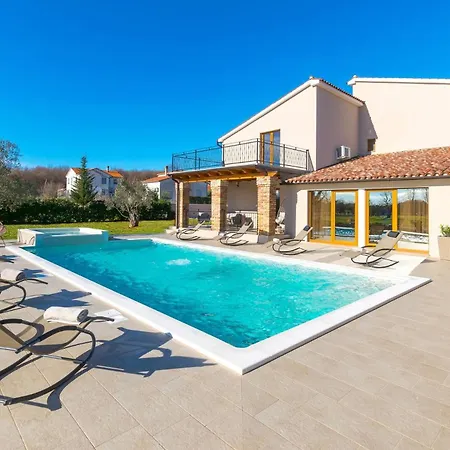 Relaxing Pool Mattuzzi In Villa