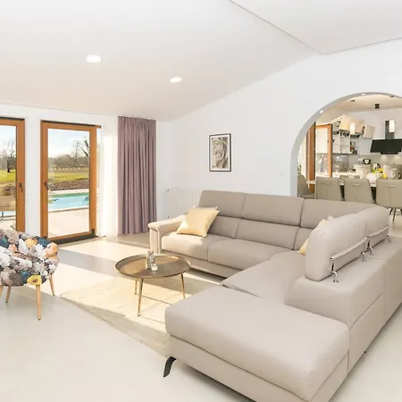 Relaxing Pool Mattuzzi In Loborika